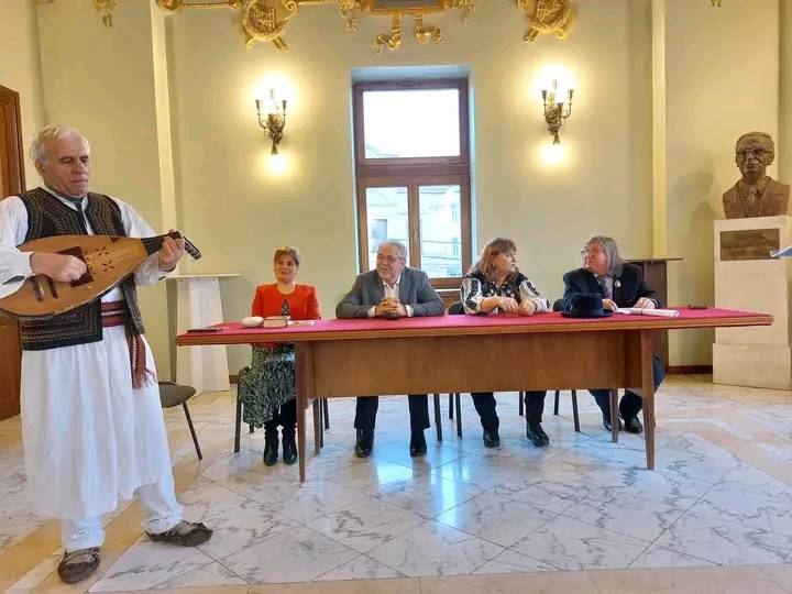 Mihai Eminescu, elogiat de reprezentanți ai culturii romanațene în foaierul Teatrul Național din Caracal