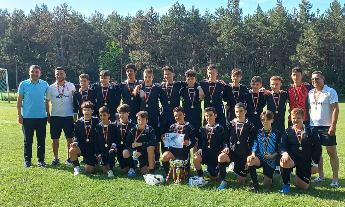 Fotbaliștii de la ACS Caracal, Under 15, campioni județeni. Micuții, premiați de președintele AJF