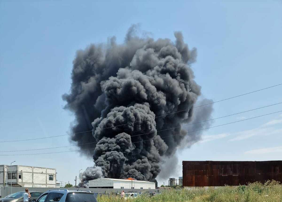 Incendiu puternic la o hală de dezmembrări auto din Caracal