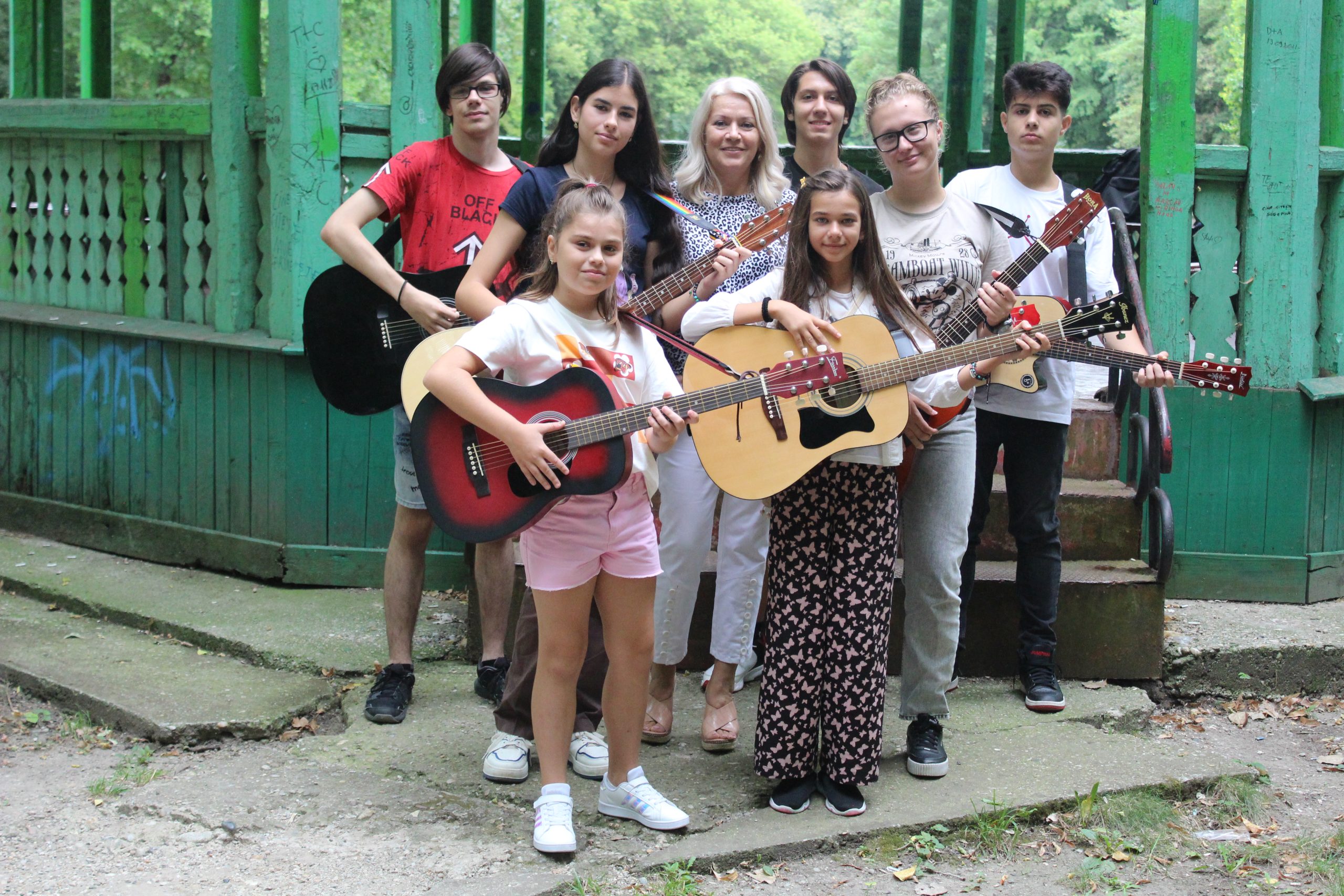Monica Dumitru și copiii de la Cercul de chitară, întâlnire pe insula din parc în cadrul Bibliotecii de vacanță