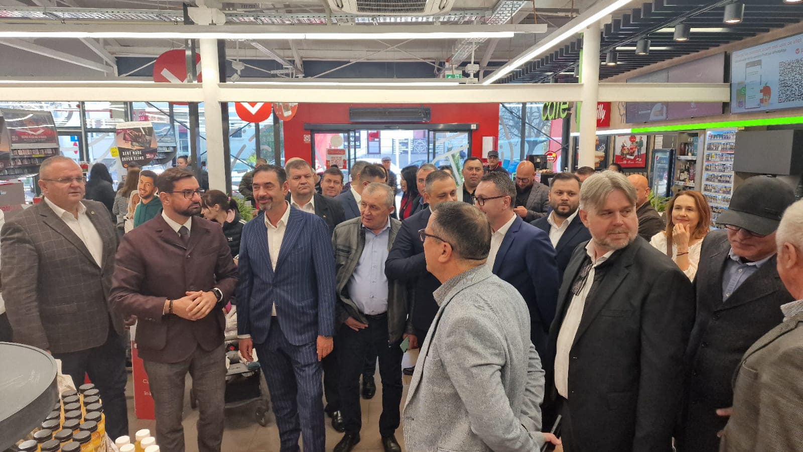 De Ziua Olteniei, deputatul Adrian Chesnoiu şi primarul Emil Moţ, susţin comercializarea produselor româneşti  făcute în gospodăria ţărănească