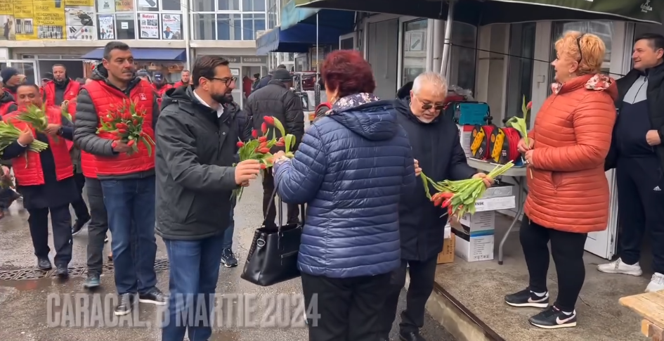 PSD Caracal, păstrează tradiţia odată cu venirea primăverii. Ion Doldurea şi Adrian Chesnoiu au înmânat flori femeilor din municipiul Caracal