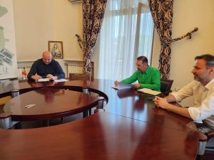 Primarul, Emil Moţ, a încheiat contractul-cadru pentru repararea carosabilului şi trotuarelor în Slatina